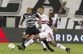 Fellipe Bastos em dividida com jogador do So Paulo na final da Flrida Cup