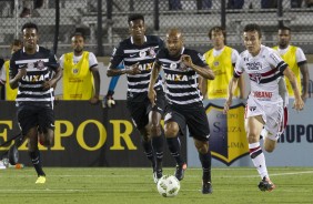 Fellipe Bastos, Jô e Moisés correndo na final contra o São Paulo pela Flórida Cup 2017
