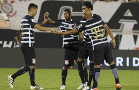 Fellipe Bastos, Léo Príncipe e Vilson consolando Marciel após perder pênalti contra o São Paulo