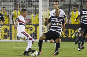 Fellipe Bastos roubando a bola de jogador do So Paulo na final da Flrida Cup