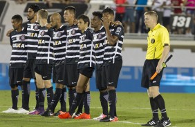 Jogadores do Corinthians se concentram durante pênaltis na final da Flórida Cup contra o São Paulo