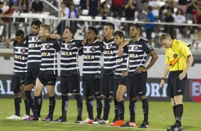 Jogadores do Corinthians se concentram durante pnaltis na final da Flrida Cup contra o So Paulo