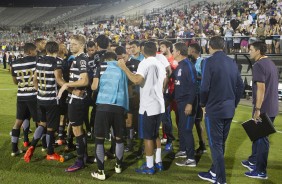 Jogadores do Corinthians se renem antes de cobrana de pnaltis na final da Flrida Cup