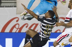 Léo Príncipe em forte dividida com o goleiro do São Paulo pela final da Flórida Cup