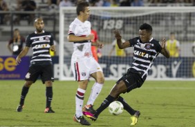 Moisés e Fellipe Bastos dividindo a bola com jogador do São Paulo na final da Flórida Cup 2017