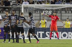 Pedro Henrique, J, Marlone e Paulo Roberto formando barreira pra cobrana de falta no gol de Cssio