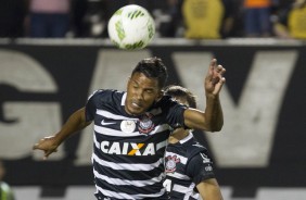 Yago cabeceia a bola na final da Flórida Cup contra o São Paulo