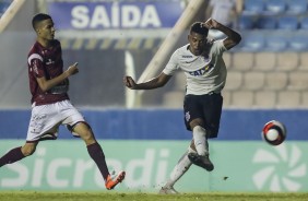 Carlinhos chutando a bola contra a Juventus pela semifinal da Copinha 2017