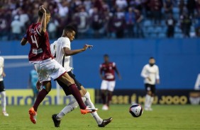 Carlinhos dividindo a bola pela semifinal da Copinha 2017 contra a Juventus