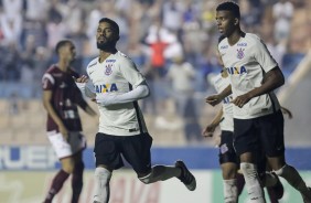 Carlinhos e Marquinhos comemoram gol pela semifinal Copa So Paulo de futebol Jr contra a Juventus