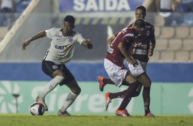 Carlinhos em jogada contra a Juventus pela semifinal da Copinha 2017