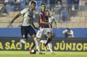 Carlinhos em jogada contra a Juventus pela semifinal da Copinha 2017