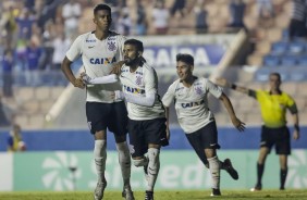 Carlinhos, Marquinhos e Fabrício Oya comemoram gol pela semifinal da Copa São Paulo de futebol Jr