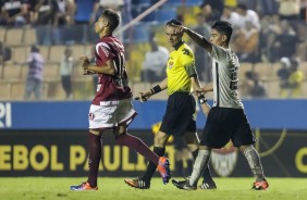 Fabrcio Oya gesticulando no jogo contra a Juventus pela semifinal da Copinha 2017