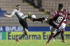 Mantuan em dividida com jogador do Juventus pela semifinal da Copa So Paulo de futebol Jr