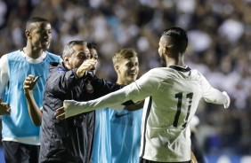 Marquinhos comemorando no banco de reservar o gol pelo Corinthians na semifinal contra o Juventus