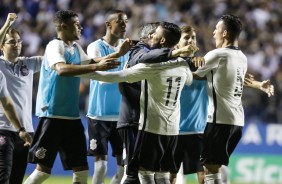 Marquinhos e Renan Areias comemorando com o banco o gol contra Juventus na semifinal da Copinha 2017