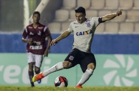 Matheus chutando a bola contra a Juventus pela semifinal da Copinha 2017