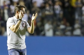 Osmar Loss aplaude jogada a beira de campo na semifinal da Copa São Paulo de futebol Jr