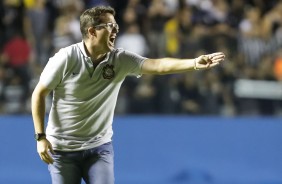 Osmar Loss gesticula a beira de campo na semifinal da Copa So Paulo de futebol Jr