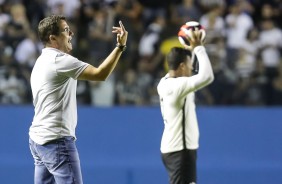 Osmar Loss sinaliza a beira de campo na semifinal da Copa So Paulo de futebol Jr