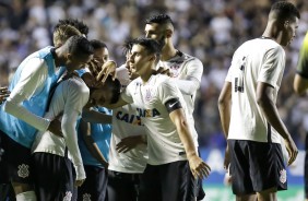 Thiago, Marquinhos, Carlinhos e Matheus comemorando no banco o gol contra Juventus pela semifinal