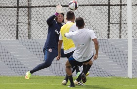 Cssio fazendo defesa no treino do Corinthians no CT Joaquim Grava