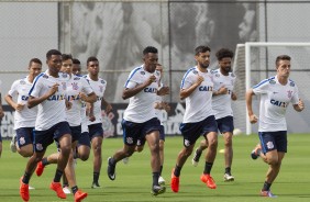 Elenco correndo no gramado do CT Joaquim Grava  aps a Flrida Cup 2017