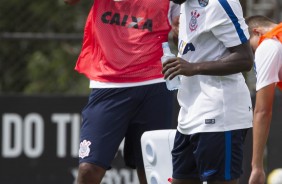 Jô e Mendoza bebendo água no treino no CT Joaquim Grava