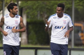 Jô e Vilson correndo no gramado do CT Joaquim Grava no primeiro treino após a Flórida Cup 2017