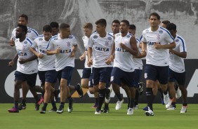 Jogadores correndo no gramado do CT Joaquim Grava após a Flórida Cup 2017