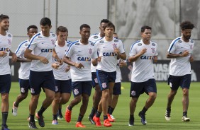Jogadores correndo no gramado no primeiro treino no CT Joaquim Grava após a Flórida Cup 2017