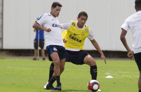Pablo marcando Giovanni Augusto no primeiro treino no CT Joaquim Grava após a Flórida Cup