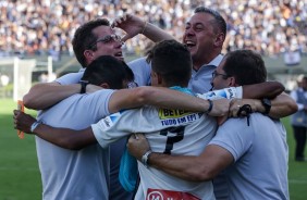 Técnico Osmar Loss e comissão comemoram vitória