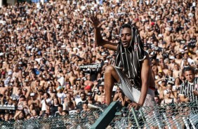 Torcida solta o grito de 'é campeão' no Pacaembu