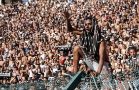 Torcida solta o grito de ' campeo' no Pacaembu