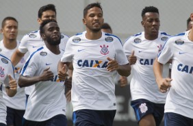 Yago e demais jogadores correndo no gramado do CT Joaquim Grava aps a Flrida Cup 2017