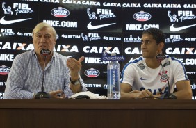 Coletiva do Pablo ao lado de diretor vestindo a camisa do Corinthians em sua apresentao