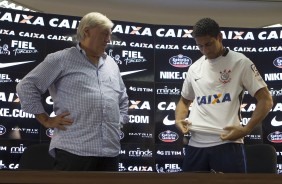 Pablo ao lado de diretor vestindo a camisa do Corinthians em sua apresentao