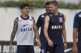 Fagner e Marlone conversam antes da atividade no CT