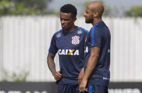 Reforos do Corinthians, Paulo Roberto e Fellipe Bastos ouvem orientaes da comisso