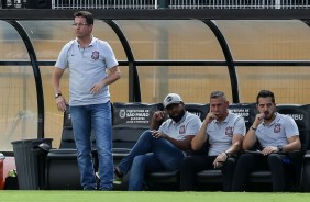 Osmar Loss e auxiliares a beira de campo na final da Copa So Paulo de futebol Jr