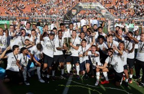 Jogadores comemoram o título da Copa São Paulo de futebol Jr