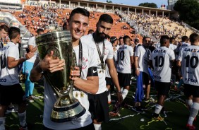 Jogadores levantam taça do título da Copa São Paulo de futebol Jr