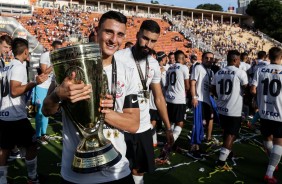 Jogadores levantam taa do ttulo da Copa So Paulo de futebol Jr