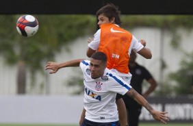 Romero e Gabriel disputam bola no treino do Corinthians no CT Joaquim Grava