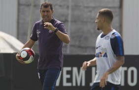 Fbio Carille passa instrues a Gabriel no treino do Corinthians no CT Joaquim Grava