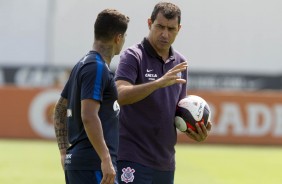 Fábio Carille passa instruções a Giovanni Augusto no treino do Corinthians no CT Joaquim Grava