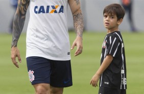 Fagner e seu filho no treino do Corinthians no CT Joaquim Grava