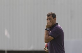 Fábio Carille passa instruções no treino do Corinthians no CT Joaquim Grava